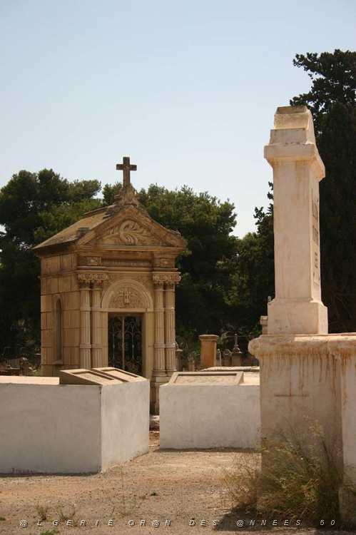 ORAN 2008 CIMETIERE DE TAMASHOUET 110 Ossuairesvertical.jpg